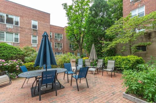 20 Chapel Pl, Great Neck NY  11021-1440 exterior