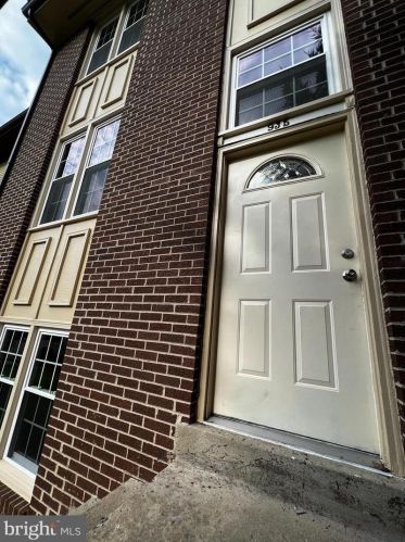 935 Branch Dr, Herndon, VA 20170-3403
