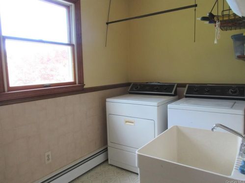 101 Shale Dr, Middletown NY  10940-7121 exterior