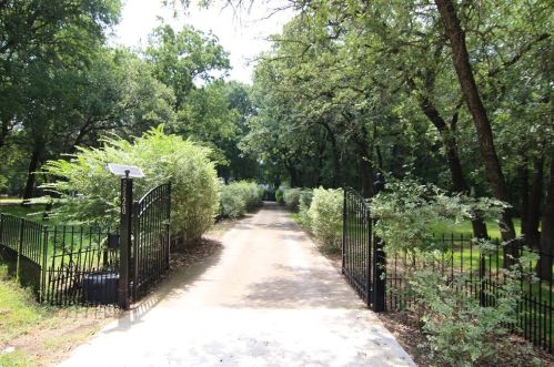 9820 Lake Haven Cir, Fort Worth, TX 76108-9769