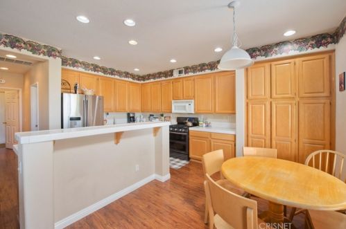 22915 Raintree Ln, Santa Clarita, CA 91390-4172