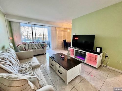 460 River Rd, Nutley, NJ 07110-3624