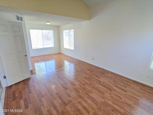 9991 Woodstone Trl, Tucson, AZ 85742-8913