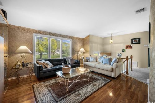 7 Newbrook Ln, Elwood NY  11731-5230 exterior