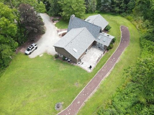 121 Altman Rd, Jeannette, PA 15644-9783