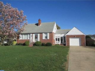 296 River Dr, Pennsville, NJ 08070-1227