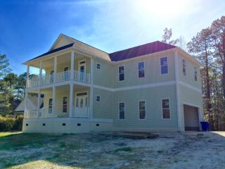 211 Holland Point Dr, Stella, NC 28582-9604