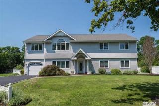 12 Hemlock Ln, Smithtown, NY 11787-3740
