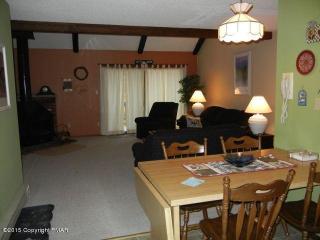 138 Cross Country Ln, Tannersville, PA 18372-7707
