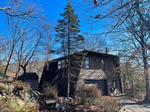 142 Magee Rd, Skyline Lakes NJ  07456-1123 exterior