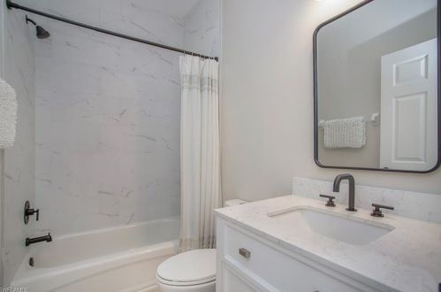 7579 Berkshire Pines Dr, Naples FL  34104-9445 exterior