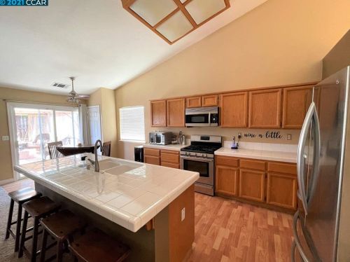 1221 Walnut Meadows Dr, Oakley CA  94561-6000 exterior