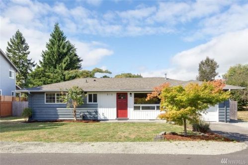 816 21st St, Puyallup, WA 98371-3946