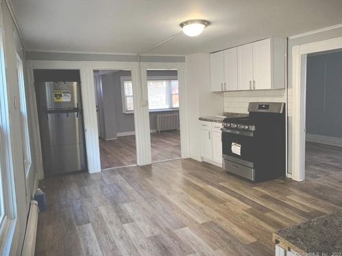 8 Jetland Pl, Bridgeport, CT 06605-3318