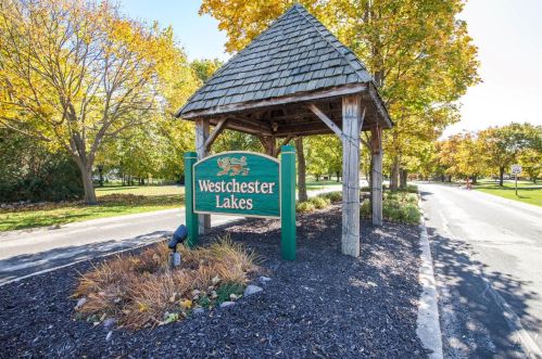 11800 Lantern Ln, Thiensville, WI 53092-1578
