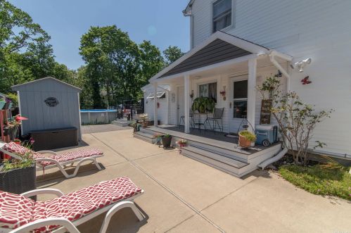 118 Clinton Ave, Bayshore, NY 11706-6422