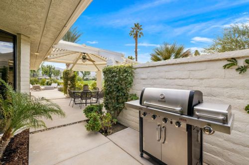 7 Mayfair Dr, Rancho Mirage CA  92270-2586 exterior