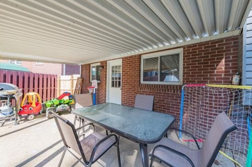 216 Connecticut Dr, New Kensington PA  15068-3523 exterior