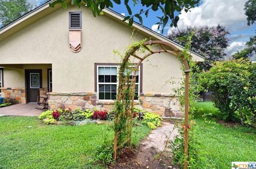 961 Walnut St, Seguin, TX 78155-5040