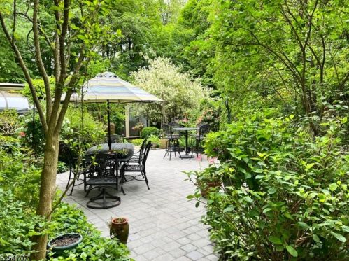 12 Robinwood Dr, West Paterson NJ  07424-2320 exterior