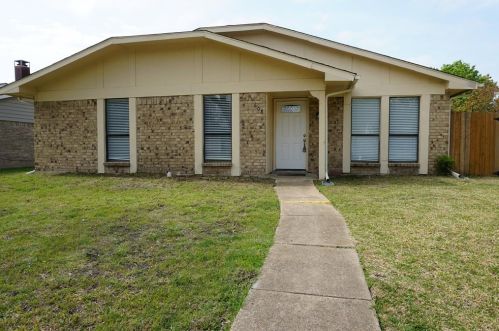 608 Middle Cove Dr, Plano, TX 75023-4802