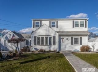 105 Vesper Ct, Babylon, NY 11702-1525