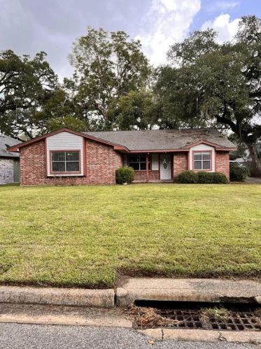 237 Canterbury Dr, West Columbia, TX 77486-9607
