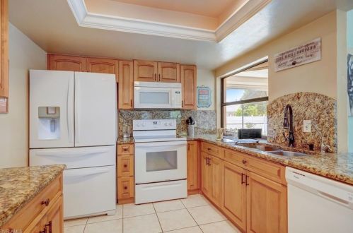 230 43rd Ter, Cape Coral FL  33904-8425 exterior