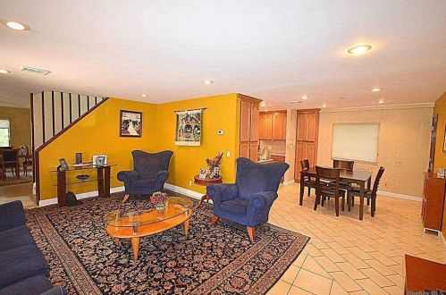 2 Brampton Ln, Great Neck, NY 11023-1304