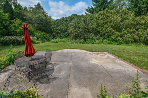 678 Heather Ln, Oconomowoc, WI 53066-2327