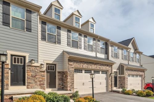 2003 Augusta Ln, Jeannette, PA 15644-4775
