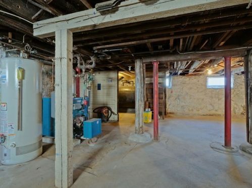 33 Myrtle St, Saugus MA 01906-4326 exterior