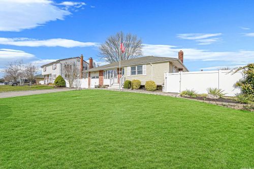 217 Farmingdale St, Islip Terrace, NY 11752-2512