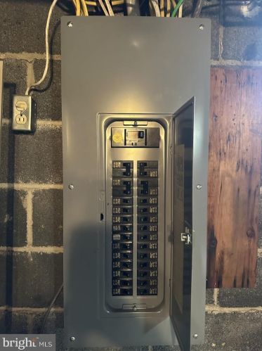 7 Hollywood Dr, Harrisburg PA  17109-5563 exterior