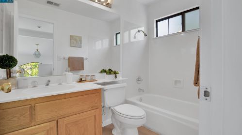 2101 Henry Ave, Pinole CA  94564-1771 exterior