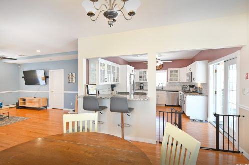 48 Lake St, North Lindenhurst NY  11757-5815 exterior