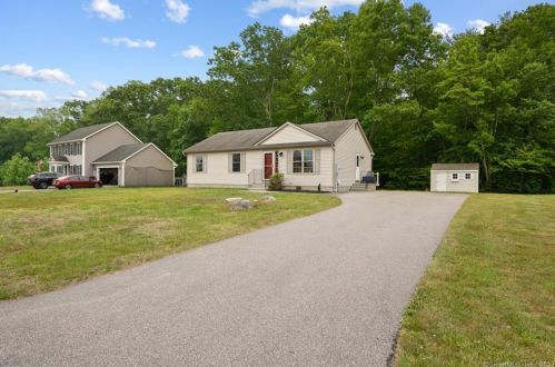 5 Dennis Dr, Uncasville, CT 06382-4002