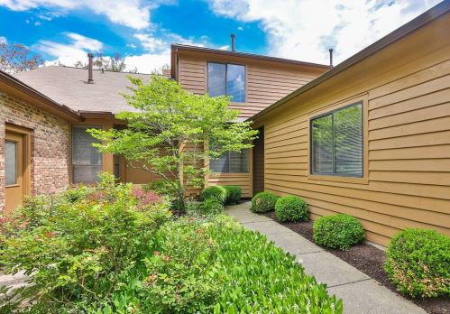 40 Evergreen Cir, Cincinnati, OH 45215-1369