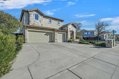 11 Susie Ct, Oakley, CA 94561-6334
