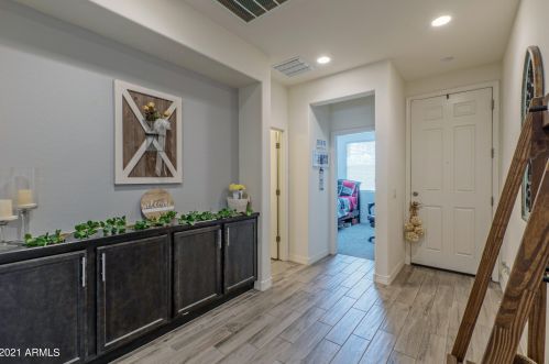 8512 Flynn Ln, Glendale, AZ 85305