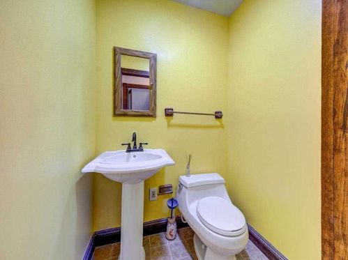 19 Hawthorn Ct, Fishkill NY  12524-2616 exterior