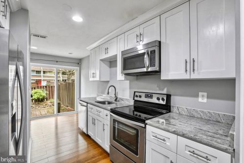 2352 Southgate Sq, Herndon, VA 20191-1237