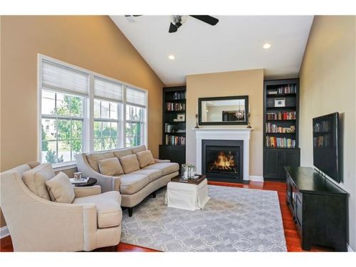 15 Dahlia Ct, Piscataway, NJ 08854-6673