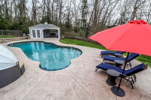 5 Falls Dr, Brookfield Center, CT 06804-1347