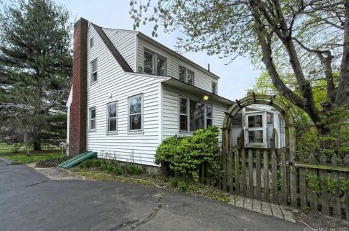 15 Laydon Ave, North Haven, CT 06473-2705
