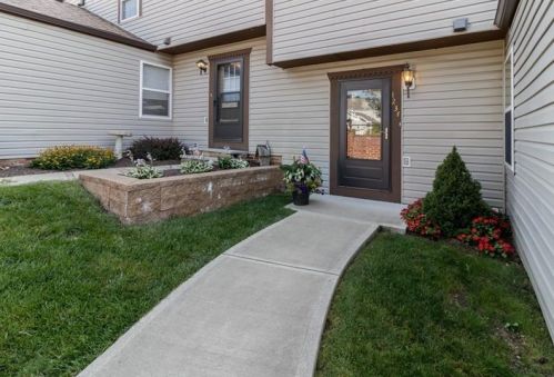 1234 Valleyview Dr, Lawrence, PA 15055-1035