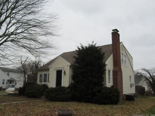 39 Cottage St, Plainville, CT 06062-1761