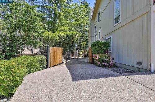 5525 Merritt Dr, Concord CA 94521-4708 exterior