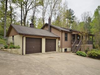 332 Winding Way Ln, Hendersonville, NC 28792-9649