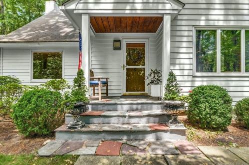 537 Rock Rimmon Rd, Stamford CT  06903-2333 exterior
